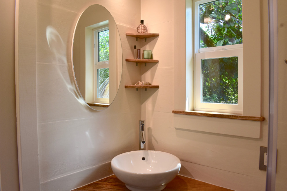 На фото: маленькая ванная комната в морском стиле с открытыми фасадами, бежевыми фасадами, угловым душем, унитазом-моноблоком, бежевой плиткой, керамической плиткой, бежевыми стенами, полом из бамбука, душевой кабиной, настольной раковиной, столешницей из дерева, бежевым полом, душем с раздвижными дверями, бежевой столешницей, нишей, тумбой под одну раковину, подвесной тумбой и балками на потолке для на участке и в саду с