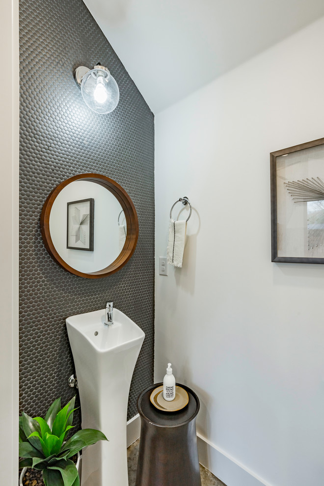 Inspiration pour une petite salle de bain minimaliste avec un carrelage gris, des carreaux de céramique, un mur blanc, sol en béton ciré, un lavabo de ferme et un sol gris.