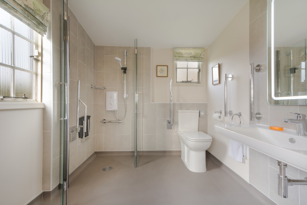 На фото: ванная комната в современном стиле с подвесной раковиной, раздельным унитазом, открытым душем и душем с распашными дверями с