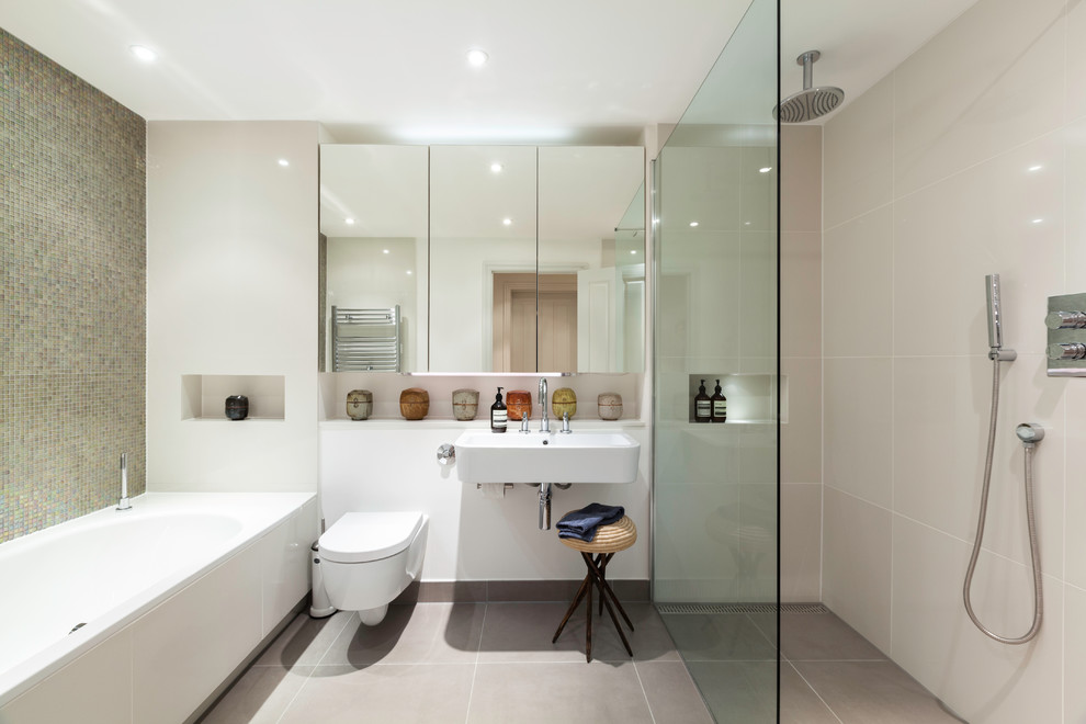 Идея дизайна: главная ванная комната среднего размера в современном стиле с накладной ванной, открытым душем, инсталляцией, серой плиткой, бежевой плиткой, керамической плиткой, белыми стенами, полом из керамической плитки, подвесной раковиной, открытыми фасадами и открытым душем
