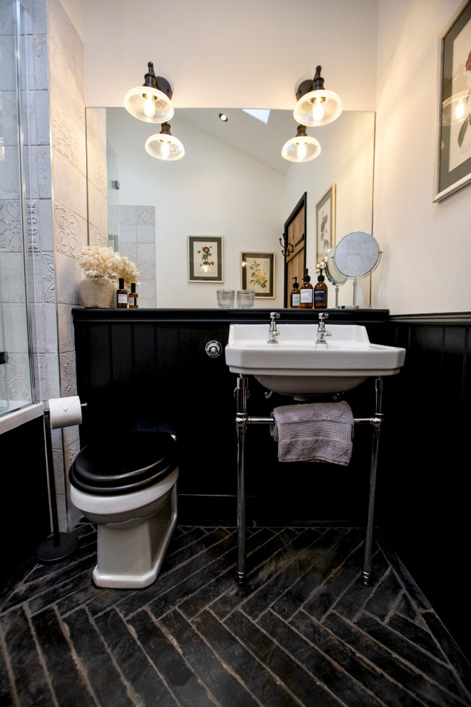 Immagine di una piccola stanza da bagno per bambini classica con vasca da incasso, vasca/doccia, WC monopezzo, pavimento in gres porcellanato, pavimento nero, un lavabo e pareti in perlinato