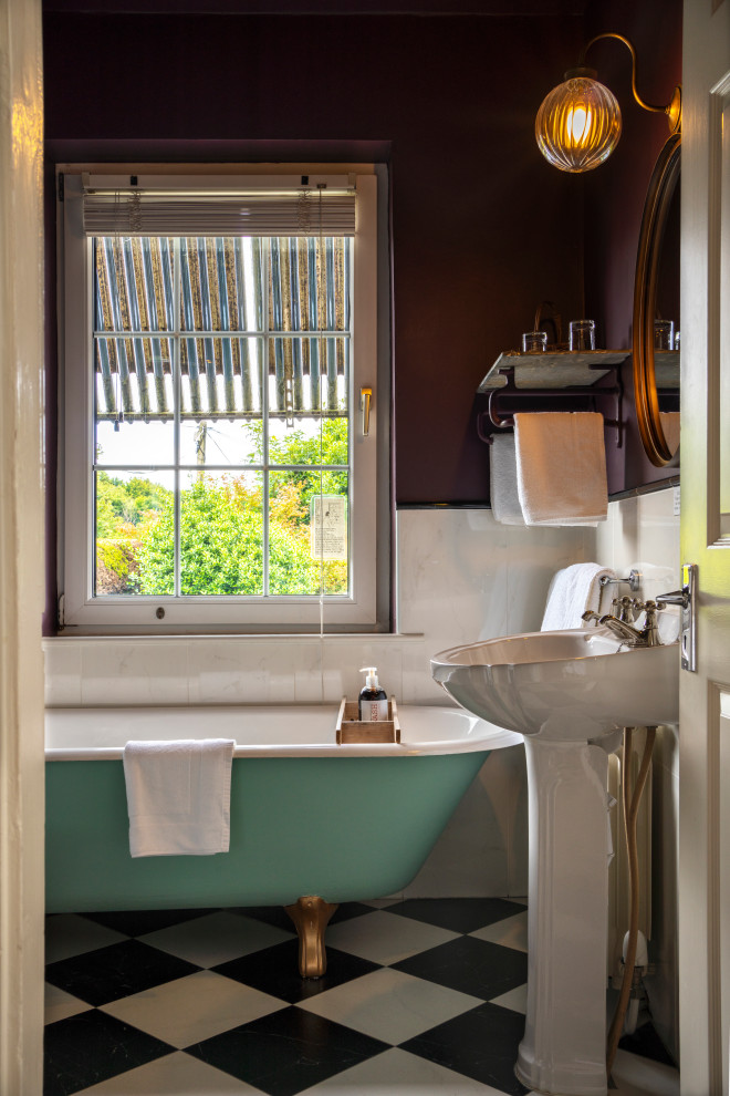 Idéer för vintage badrum, med ett badkar med tassar, vit kakel, lila väggar, ett piedestal handfat och flerfärgat golv