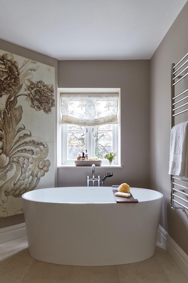 Ejemplo de cuarto de baño de estilo zen con bañera exenta, paredes marrones y suelo beige
