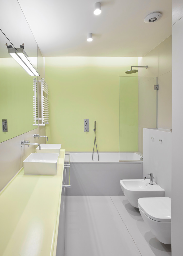 Mittelgroßes Modernes Badezimmer mit Duschbadewanne, Wandtoilette, Aufsatzwaschbecken, grauem Boden, offener Dusche und Badewanne in Nische in London