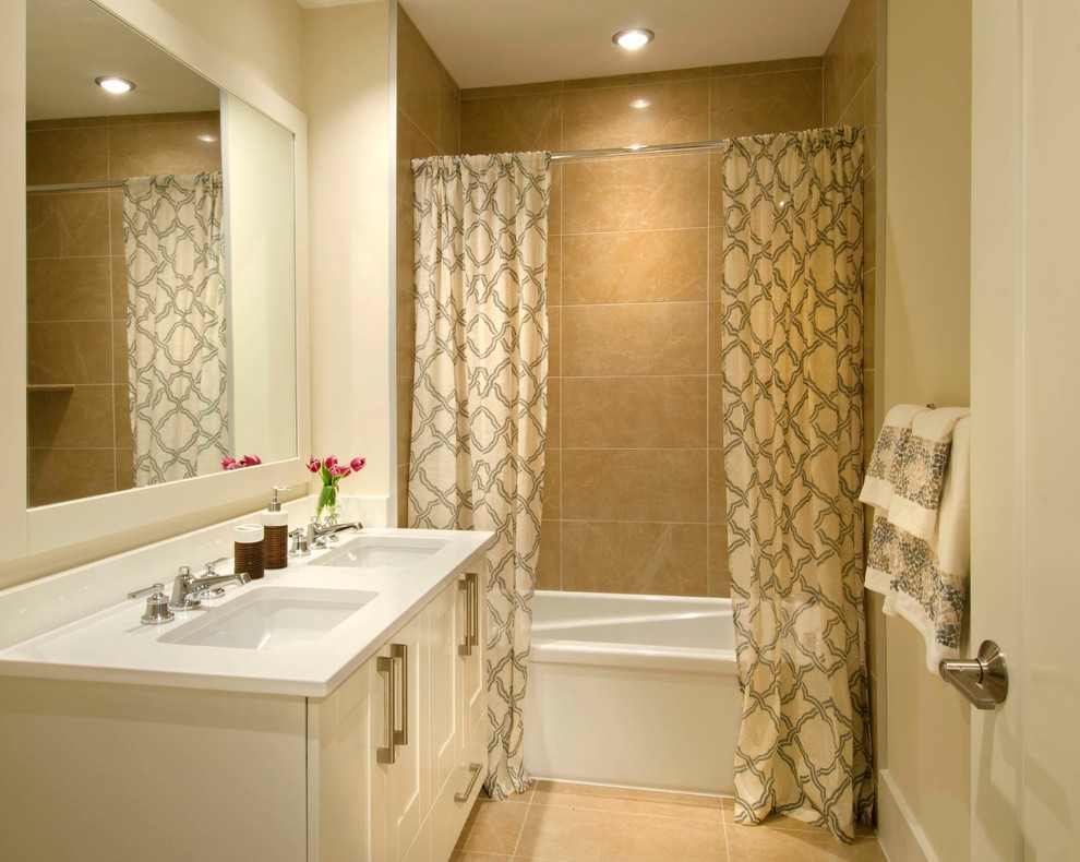 Cette image montre une salle d'eau design avec un lavabo encastré, un placard à porte shaker, des portes de placard blanches, un plan de toilette en quartz modifié, une baignoire posée, un combiné douche/baignoire, un carrelage beige et un mur beige.