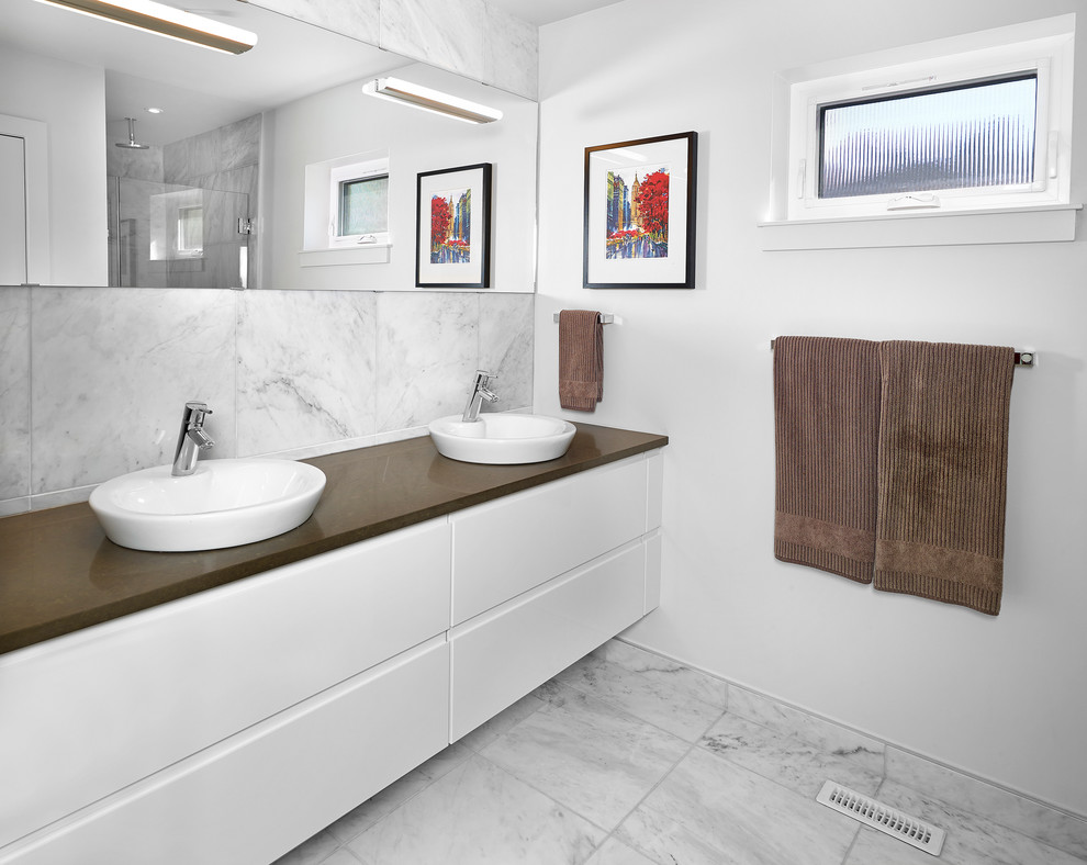 Cette photo montre une douche en alcôve tendance de taille moyenne avec une vasque, un placard à porte plane, des portes de placard blanches, un sol en marbre, un carrelage gris, un carrelage de pierre et un mur blanc.
