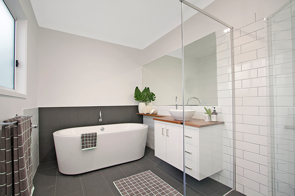 Modernes Badezimmer En Suite mit Waschtisch aus Holz, freistehender Badewanne, Eckdusche, grauen Fliesen und Keramikboden in Gold Coast - Tweed