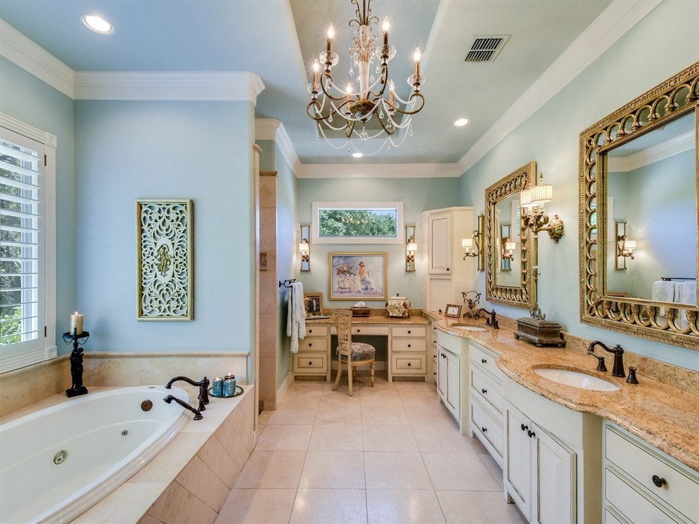 Immagine di una grande stanza da bagno padronale tradizionale con ante in stile shaker, ante bianche, vasca da incasso, doccia ad angolo, pareti blu, pavimento in travertino, lavabo sottopiano, top in granito, pavimento beige e top beige