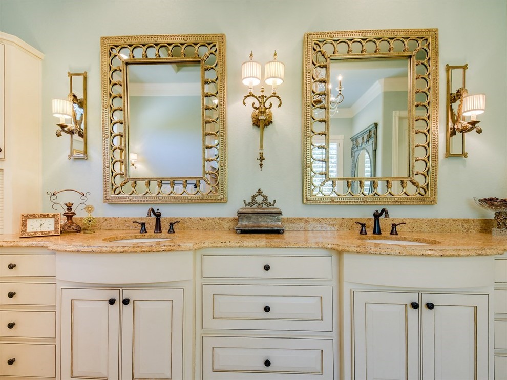 Esempio di una grande stanza da bagno padronale chic con ante in stile shaker, ante bianche, pareti blu, lavabo sottopiano, top in granito e top beige