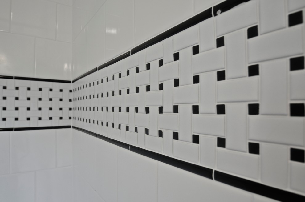 На фото: ванная комната среднего размера в стиле фьюжн с накладной раковиной, фасадами островного типа, угловой ванной, душем над ванной, разноцветной плиткой, плиткой кабанчик, серыми стенами и мраморным полом с