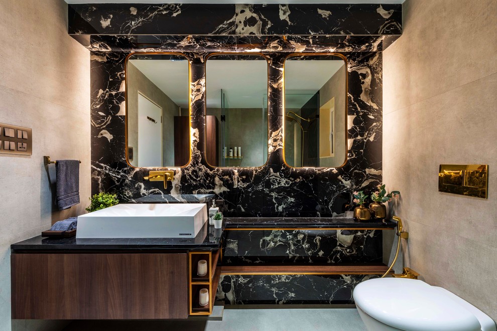 Inspiration för moderna svart badrum, med släta luckor, skåp i mörkt trä, svart kakel, stenhäll, ett fristående handfat och grått golv