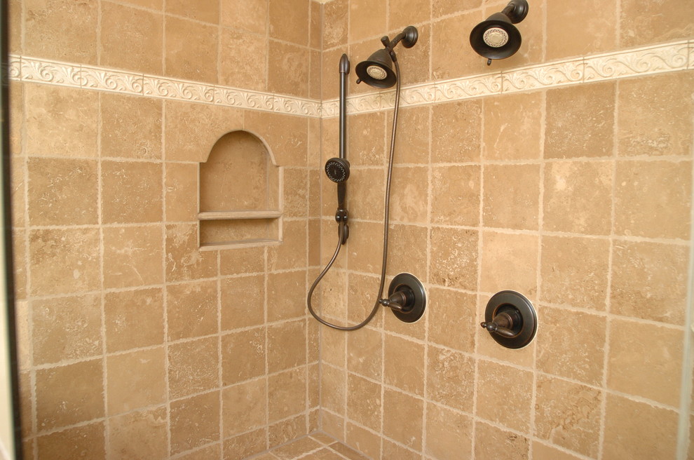 Foto på ett vintage badrum, med en dusch i en alkov, beige kakel och stenkakel