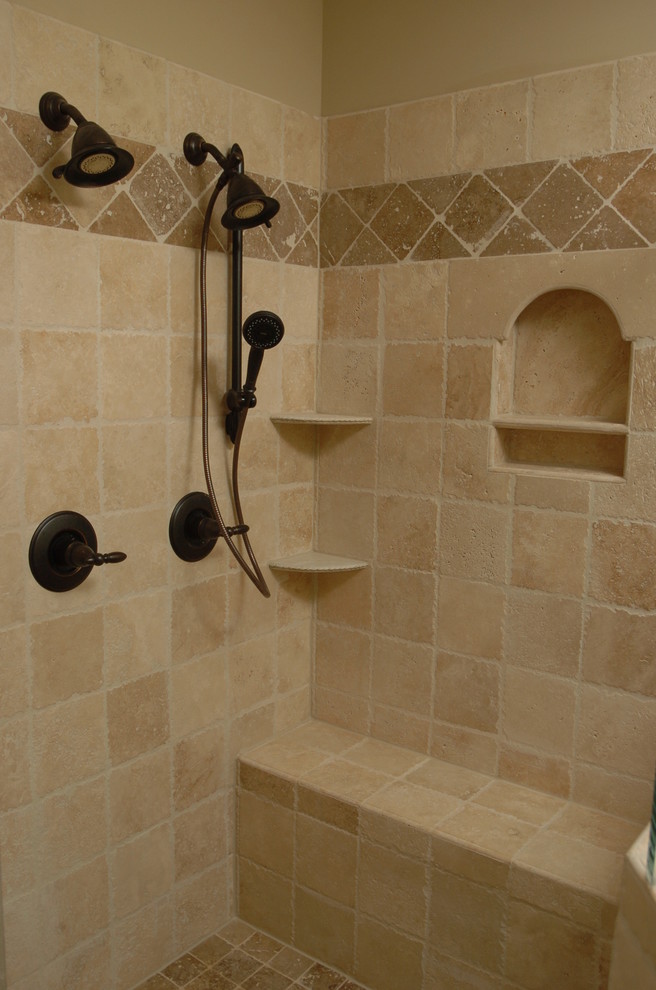 Exempel på ett mellanstort klassiskt en-suite badrum, med ett nedsänkt handfat, möbel-liknande, bänkskiva i akrylsten, ett platsbyggt badkar, en hörndusch, beige kakel, stenkakel och beige väggar