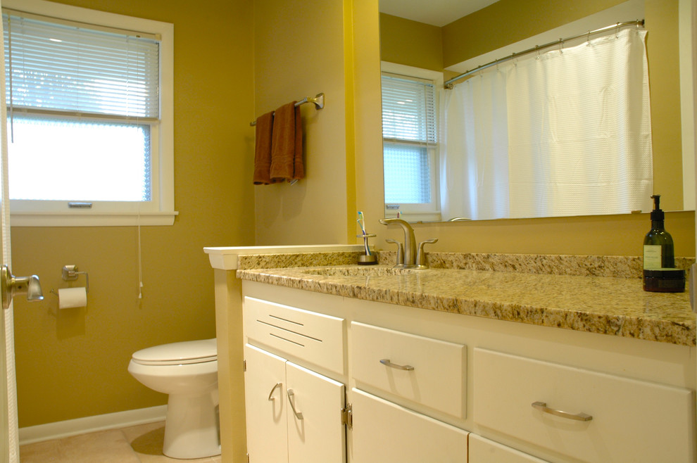 Exemple d'une petite salle de bain chic avec un lavabo encastré, un placard à porte plane, des portes de placard blanches, un plan de toilette en granite, une baignoire en alcôve, un combiné douche/baignoire, WC à poser, un carrelage beige, des carreaux de céramique, un mur beige et un sol en carrelage de céramique.