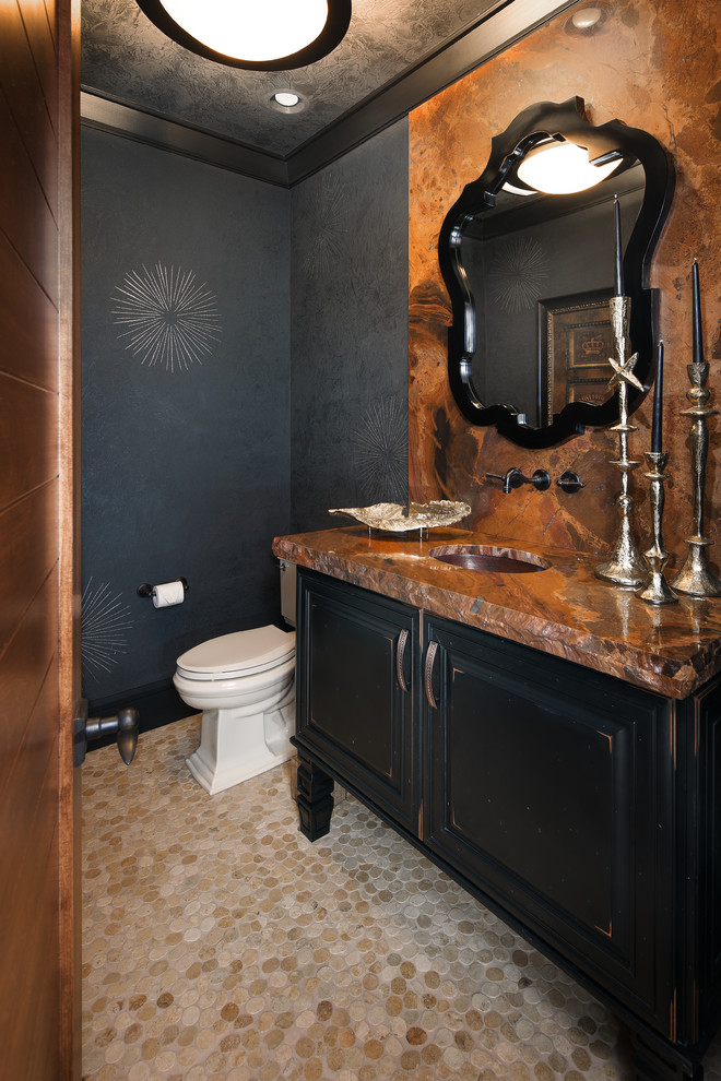 Идея дизайна: ванная комната в классическом стиле с врезной раковиной, фасадами с выступающей филенкой, черными фасадами, столешницей из гранита, раздельным унитазом, бежевой плиткой, галечной плиткой, синими стенами, полом из галечной плитки и душевой кабиной