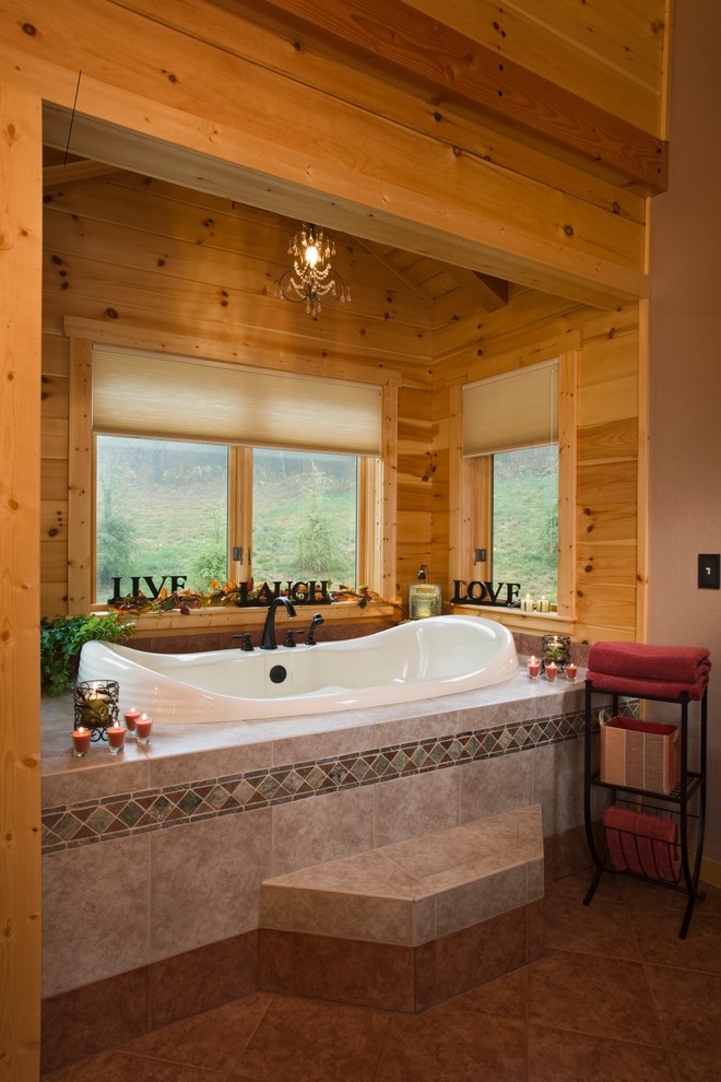 Immagine di una grande stanza da bagno padronale stile rurale con vasca da incasso