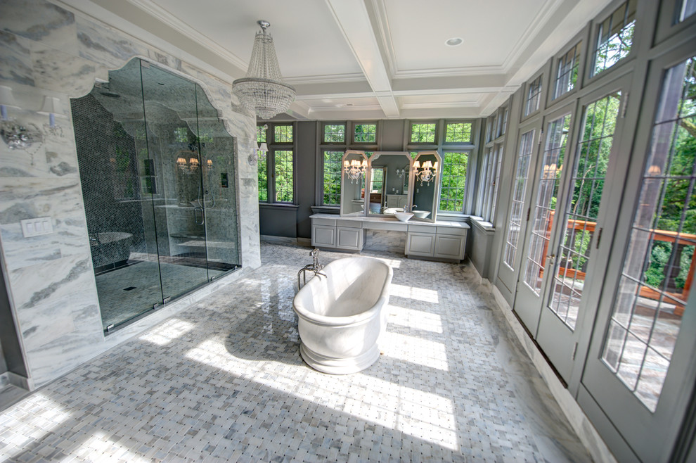 Klassisches Badezimmer mit Marmorboden in Indianapolis
