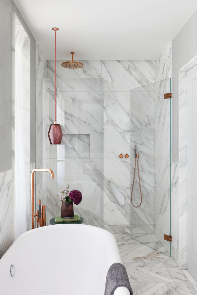 Mittelgroßes Badezimmer mit Nasszelle, grauen Fliesen, weißen Fliesen, grauer Wandfarbe, grauem Boden und offener Dusche in London