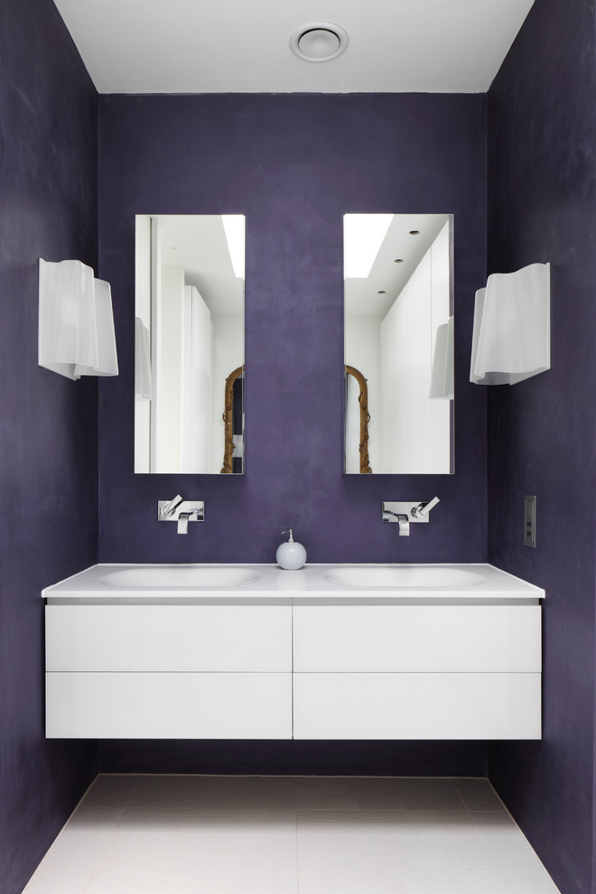 Идея дизайна: главная ванная комната среднего размера в современном стиле с подвесной раковиной, белой плиткой, фиолетовыми стенами, плоскими фасадами, белыми фасадами, столешницей из ламината, отдельно стоящей ванной, открытым душем, инсталляцией и полом из керамогранита