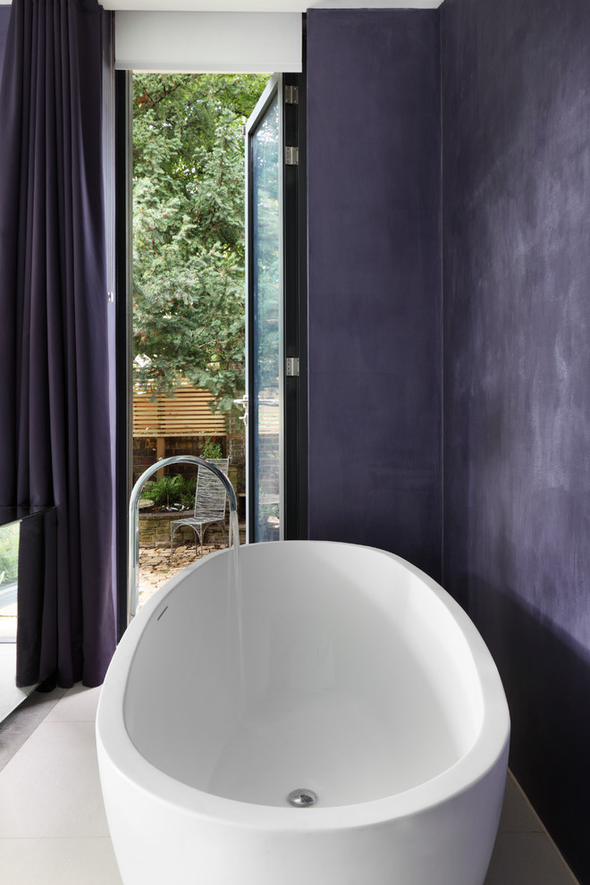 Идея дизайна: главная ванная комната среднего размера в современном стиле с отдельно стоящей ванной, белой плиткой, фиолетовыми стенами, подвесной раковиной, плоскими фасадами, белыми фасадами, столешницей из ламината, открытым душем, инсталляцией и полом из керамогранита