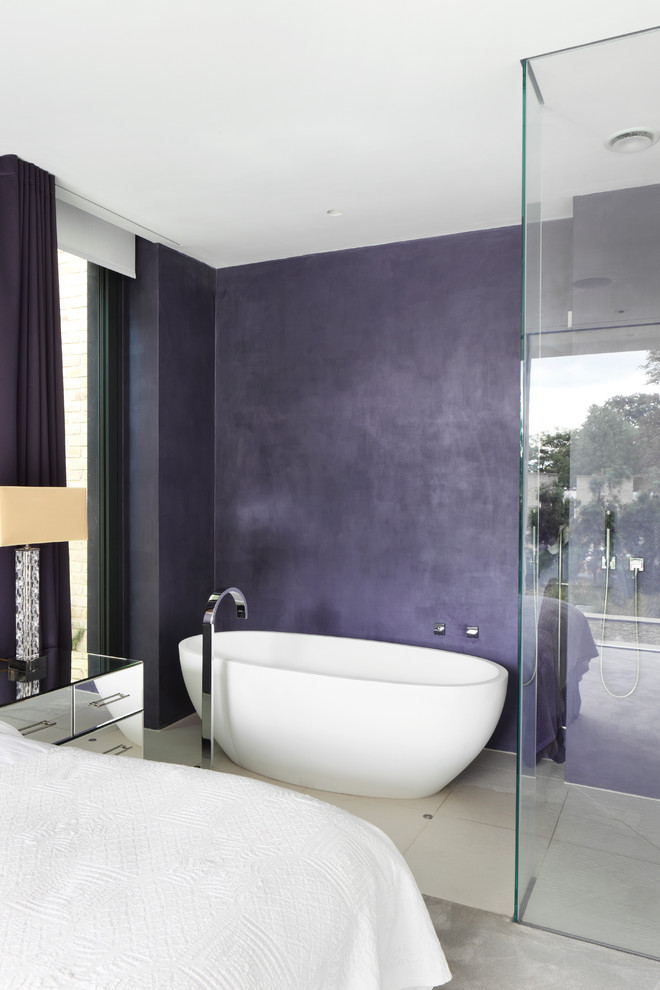 Пример оригинального дизайна: главная ванная комната среднего размера в современном стиле с отдельно стоящей ванной, открытым душем, белой плиткой, фиолетовыми стенами, подвесной раковиной, плоскими фасадами, белыми фасадами, инсталляцией и полом из керамогранита