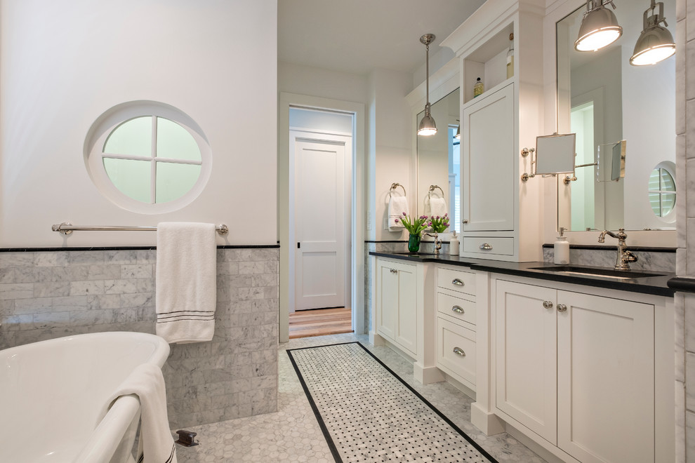 Стильный дизайн: ванная комната в стиле неоклассика (современная классика) с отдельно стоящей ванной, белой плиткой, белыми стенами, полом из мозаичной плитки и врезной раковиной - последний тренд