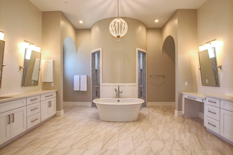 Cette image montre une grande salle de bain principale traditionnelle avec un placard à porte shaker, des portes de placard blanches, une baignoire indépendante, une douche ouverte, un carrelage gris, mosaïque, un mur beige, un sol en carrelage de porcelaine, un lavabo encastré, un sol gris et aucune cabine.