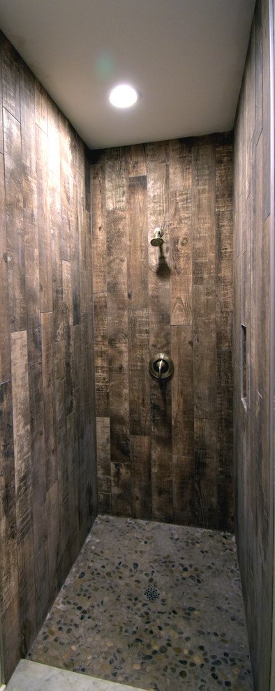 Exempel på ett amerikanskt badrum, med en jacuzzi, en dusch i en alkov, en toalettstol med separat cisternkåpa, beige väggar, klinkergolv i småsten och ett undermonterad handfat