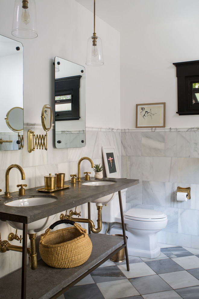 Пример оригинального дизайна: главная ванная комната в стиле неоклассика (современная классика) с открытыми фасадами, серыми фасадами, унитазом-моноблоком, серой плиткой, белой плиткой, белыми стенами, врезной раковиной, столешницей из бетона, разноцветным полом и серой столешницей