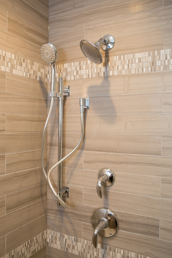 Idee per una stanza da bagno con doccia classica di medie dimensioni con piastrelle multicolore e top in quarzo composito