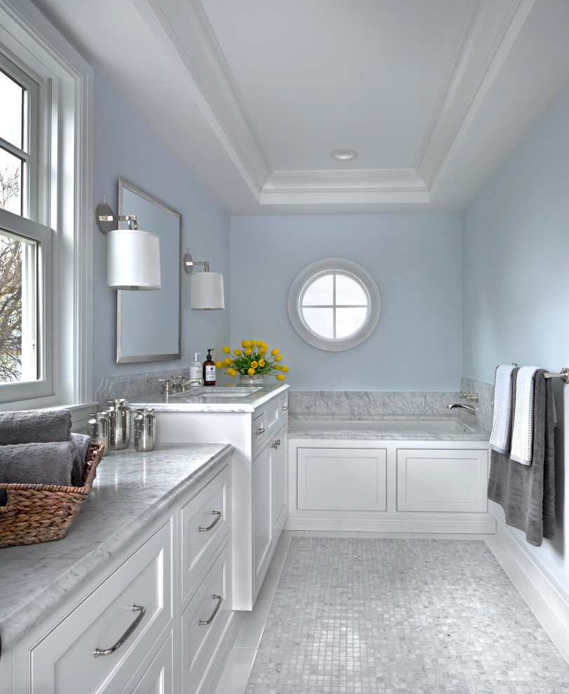 Foto di una stanza da bagno padronale classica con ante a filo, ante bianche, vasca sottopiano, doccia a filo pavimento, piastrelle bianche, piastrelle in pietra e top in marmo