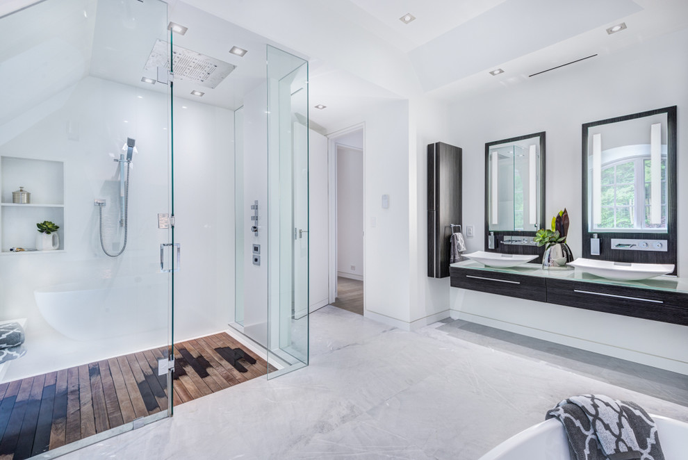 Источник вдохновения для домашнего уюта: большая главная ванная комната в стиле неоклассика (современная классика) с душевой комнатой, белыми стенами, стеклянной столешницей и душем с распашными дверями
