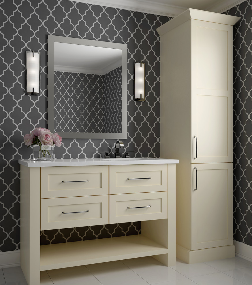 Exempel på ett litet klassiskt vit vitt badrum med dusch, med skåp i shakerstil, gula skåp, grå kakel, grå väggar, klinkergolv i porslin, ett undermonterad handfat, bänkskiva i akrylsten och vitt golv