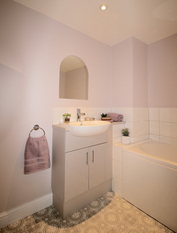 Свежая идея для дизайна: маленькая детская ванная комната в современном стиле с плоскими фасадами, серыми фасадами, накладной ванной, унитазом-моноблоком, белой плиткой, керамической плиткой, розовыми стенами, полом из винила, консольной раковиной и столешницей из ламината для на участке и в саду - отличное фото интерьера