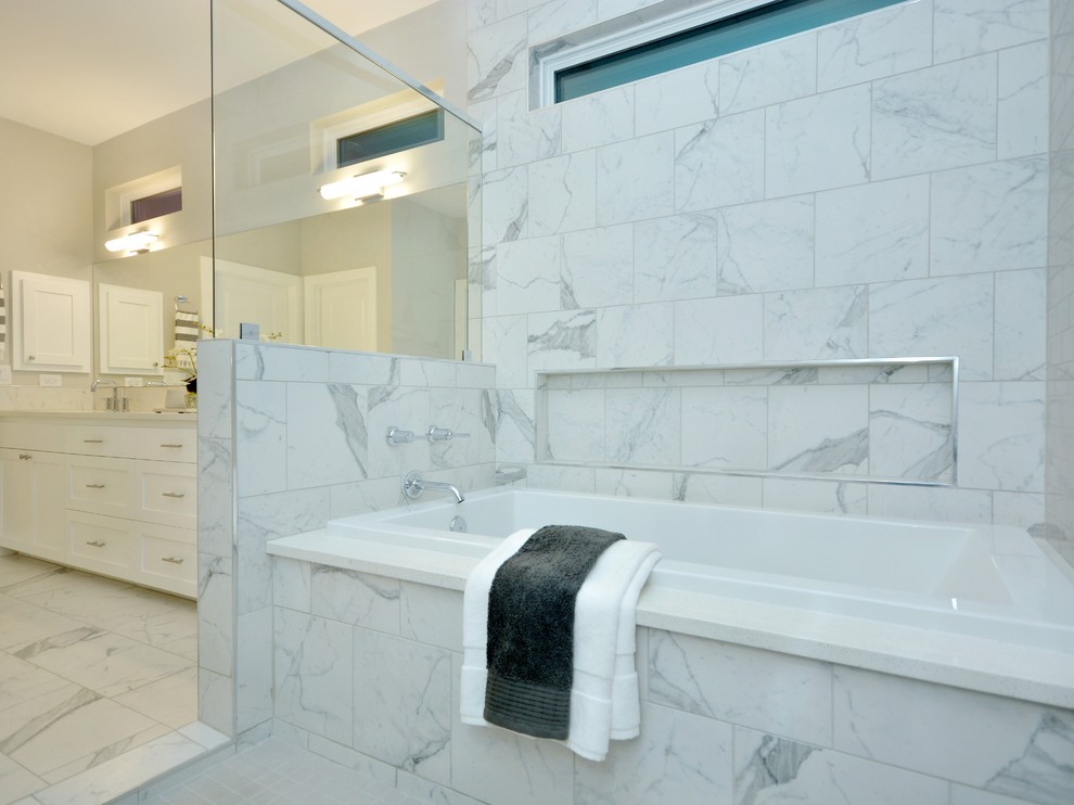 Стильный дизайн: большая главная ванная комната в стиле кантри с фасадами в стиле шейкер, белыми фасадами, накладной ванной, двойным душем, белой плиткой, каменной плиткой, серыми стенами, мраморным полом, врезной раковиной и столешницей из кварцита - последний тренд