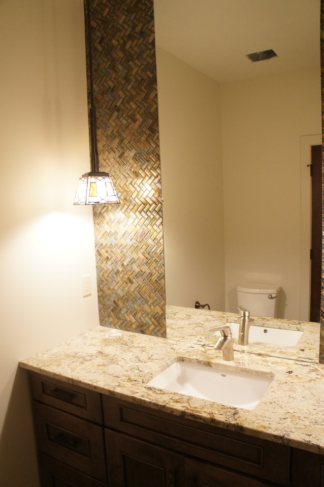 Ispirazione per una stanza da bagno stile americano con lavabo sottopiano, ante con riquadro incassato, ante in legno bruno, top in granito, piastrelle multicolore, lastra di vetro e pareti beige