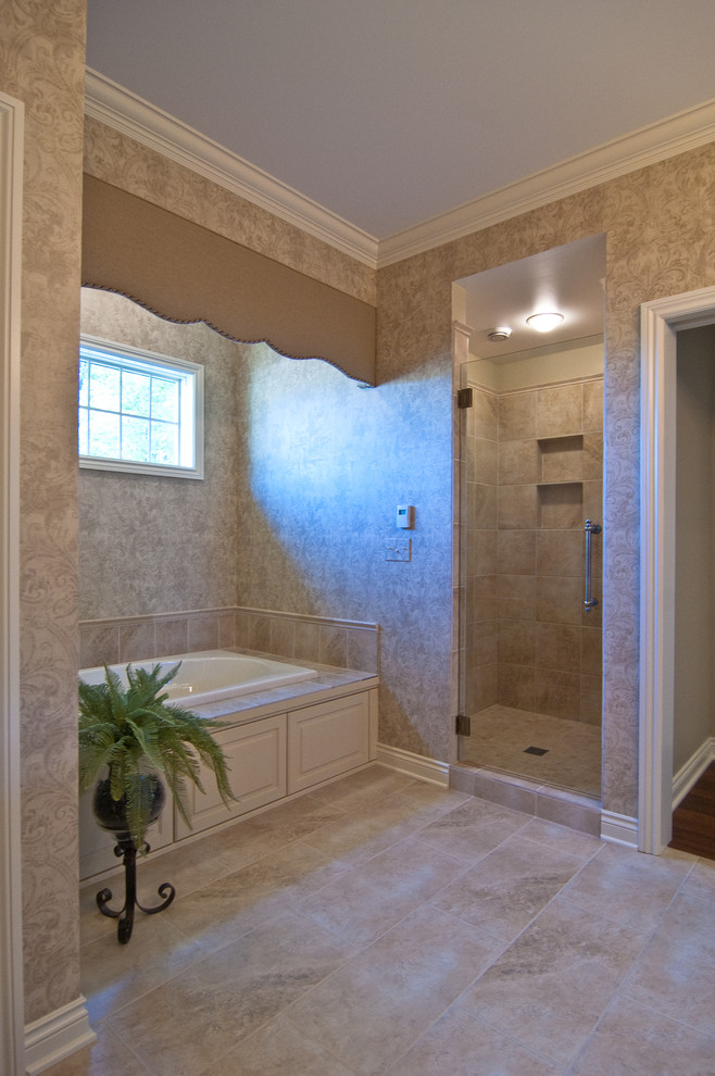 Exemple d'une salle de bain chic avec une baignoire indépendante.