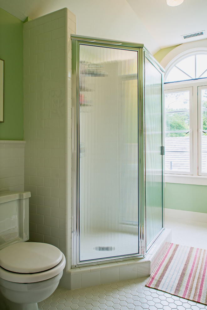 Großes Retro Duschbad mit weißen Fliesen, Mosaik-Bodenfliesen, Eckdusche, Wandtoilette mit Spülkasten, Metrofliesen, grüner Wandfarbe und weißem Boden in Boston