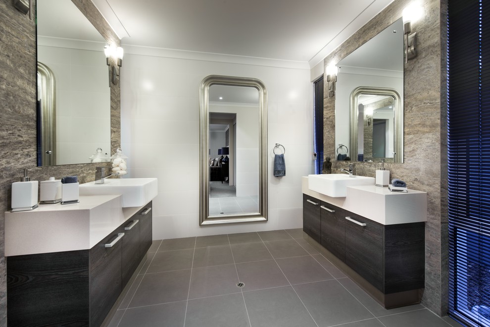 На фото: главная ванная комната в современном стиле с накладной раковиной, плоскими фасадами, темными деревянными фасадами, столешницей из гранита, разноцветной плиткой, керамической плиткой и полом из керамической плитки с