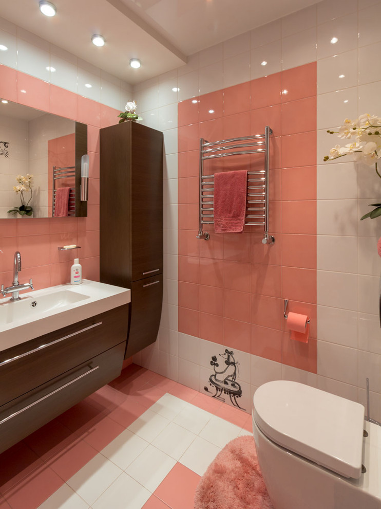 Idee per una piccola stanza da bagno con doccia minimal con doccia alcova, WC sospeso, piastrelle bianche, piastrelle in ceramica, pavimento con piastrelle in ceramica, pavimento rosa e porta doccia scorrevole