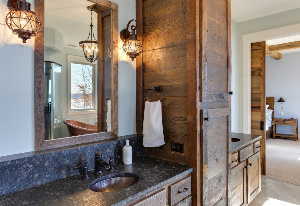 Foto på ett mellanstort rustikt en-suite badrum, med skåp i shakerstil, skåp i slitet trä, ett fristående badkar, beige kakel, keramikplattor, blå väggar, klinkergolv i keramik, ett undermonterad handfat och granitbänkskiva
