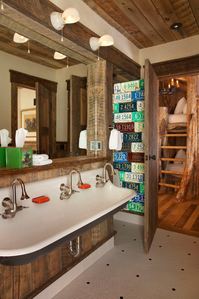 Пример оригинального дизайна: ванная комната в стиле рустика с бежевыми стенами, полом из мозаичной плитки и раковиной с несколькими смесителями