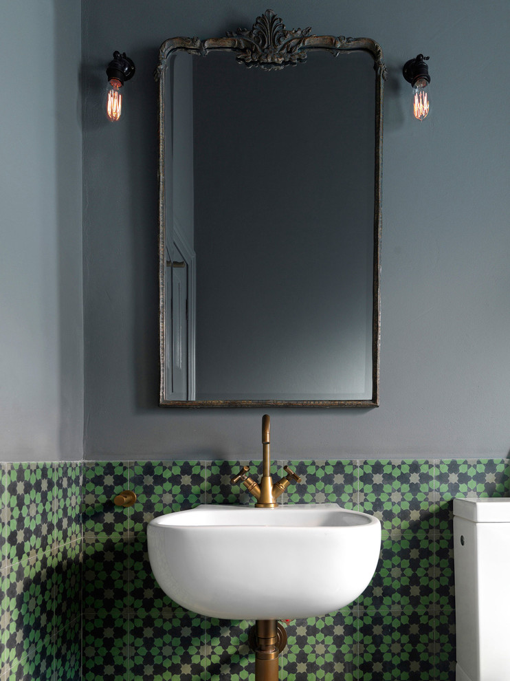 Источник вдохновения для домашнего уюта: ванная комната в стиле фьюжн с серыми стенами и подвесной раковиной