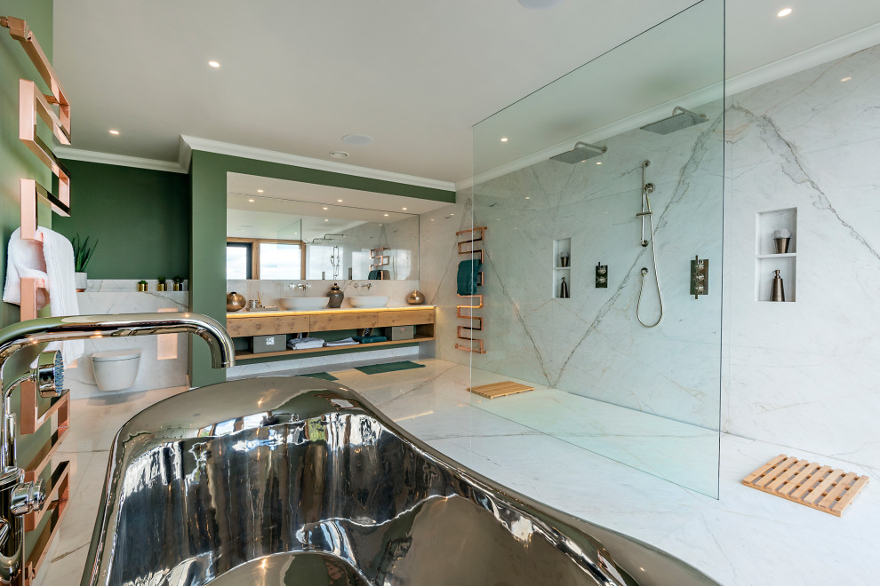 Idée de décoration pour une salle de bain design avec une douche ouverte, un carrelage blanc et du carrelage en marbre.
