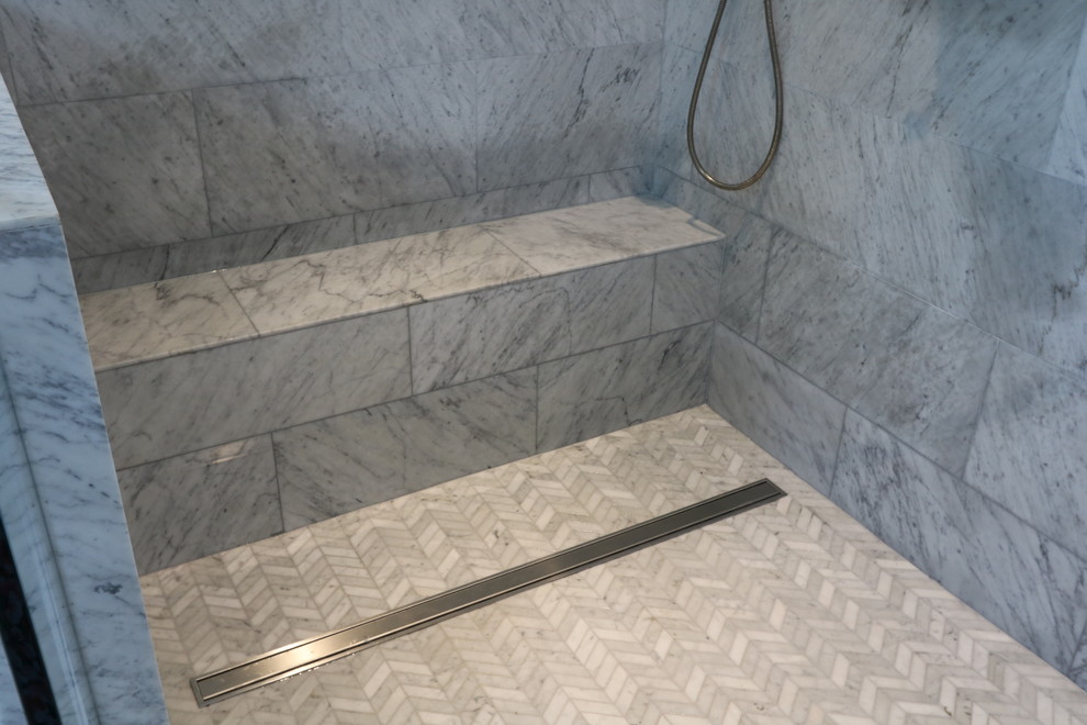 На фото: большая ванная комната в современном стиле с серыми стенами, полом из мозаичной плитки и серым полом
