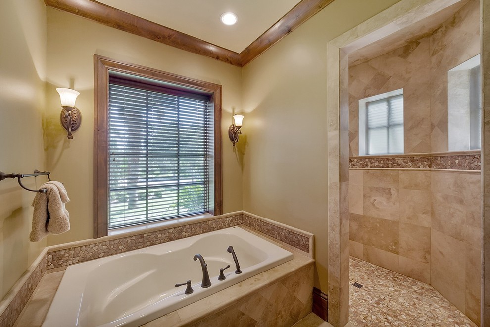 Стильный дизайн: большая главная ванная комната в классическом стиле с накладной ванной, открытым душем, бежевой плиткой, керамической плиткой, бежевыми стенами, полом из керамической плитки и коричневым полом - последний тренд