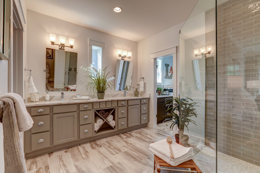 Стильный дизайн: ванная комната в стиле неоклассика (современная классика) с фасадами в стиле шейкер, коричневыми фасадами, угловым душем, коричневой плиткой, плиткой кабанчик и белыми стенами - последний тренд