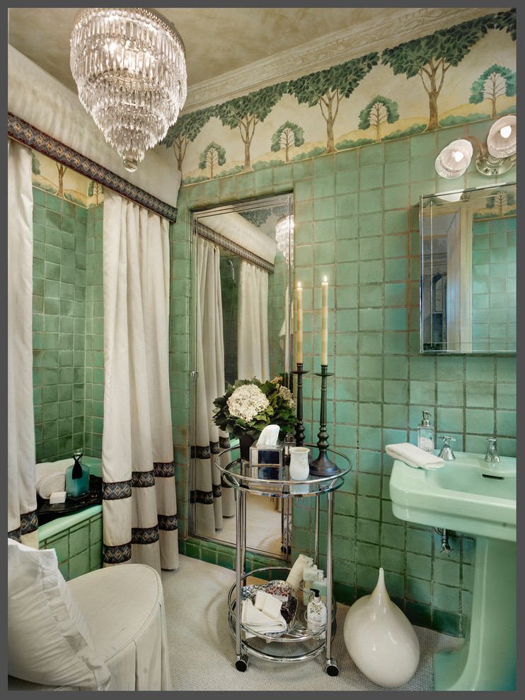 Свежая идея для дизайна: большая главная ванная комната в классическом стиле с унитазом-моноблоком, зеленой плиткой, зелеными стенами, полом из мозаичной плитки и раковиной с пьедесталом - отличное фото интерьера