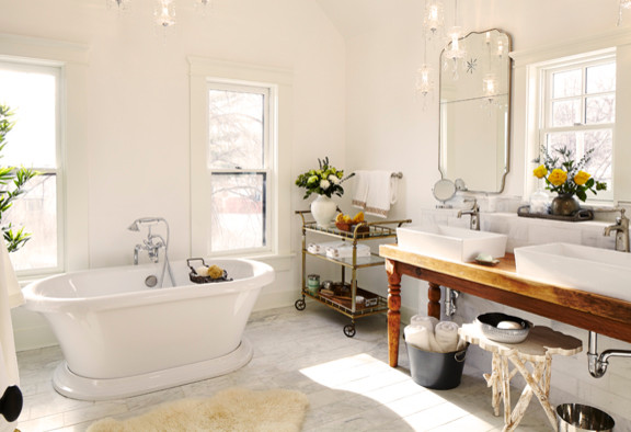 На фото: главная ванная комната в стиле рустика с отдельно стоящей ванной, белой плиткой, белыми стенами и настольной раковиной с