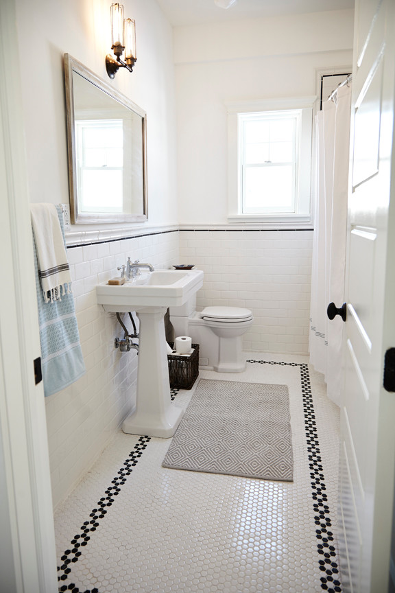 Diseño de cuarto de baño rústico con sanitario de una pieza, baldosas y/o azulejos blancos y lavabo con pedestal